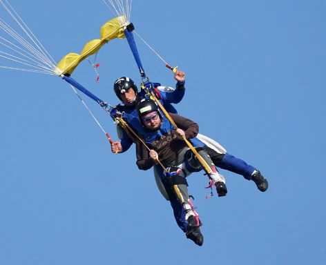Parachutiste handisport sous voile lors d'un saut à l'EFPLB