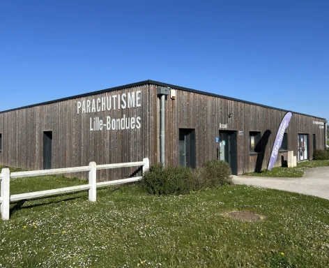 Entrée de l'école de parachutisme de Bondues