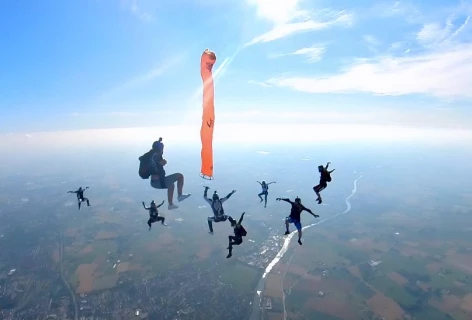 Saut de tube en tête en haut avec 9 parachutistes