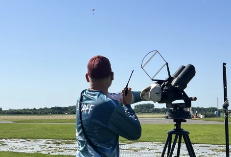 Moniteur au sol guidant à la radio un élève sous voile