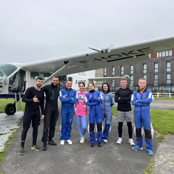 7 élèves PAC et leur marraine devant l'avion