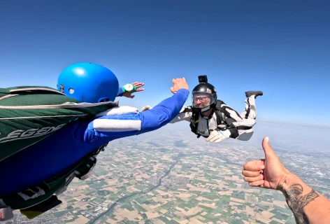Saut d'un élève PAC avec son moniteur face à lui