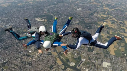 Élève en chute encadré par deux moniteurs