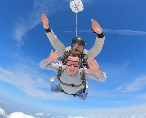 Passager harnaché à son moniteur en chute libre lors d'un saut en tandem