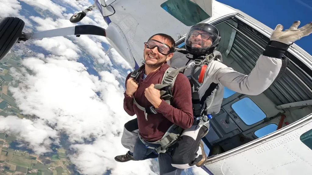 Sortie d'avion d'un saut en tandem