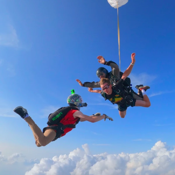 Saut en tandem filmé par un vidéoman extérieur