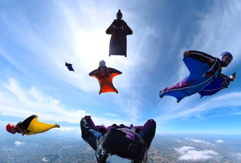 Saut de groupe en wingsuit