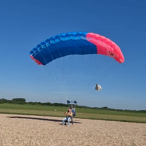 Atterrissage d'un tandem debout dans la cible