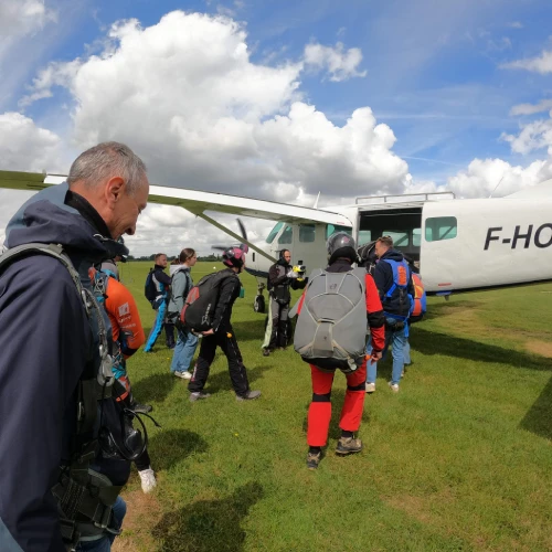 Parachutistes embarquant dans l'avion