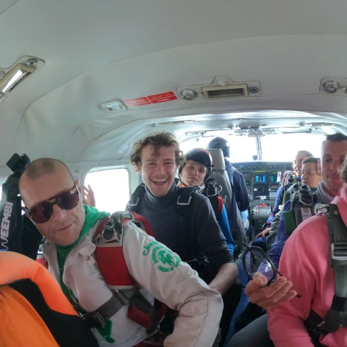 Parachutistes installés dans l'avion pendant la montée à 4000 mètres