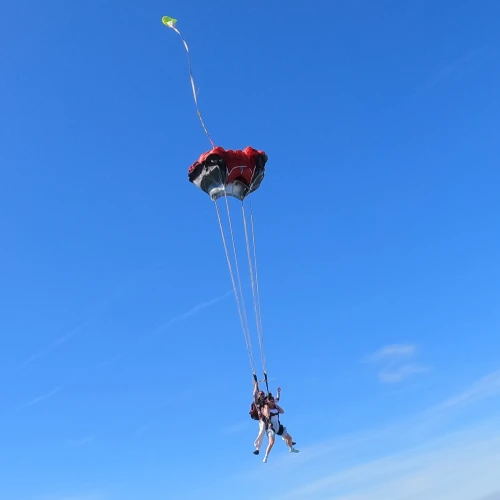 Tandem en phase d'ouverture du parachute