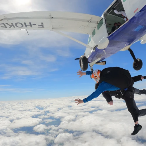 Sortie d'avion d'un saut en tandem