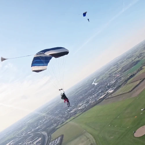Sous voile d'un parachute tandem